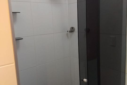Banheiro da Suíte 1 de casa para alugar com 2 quartos, 140m² em Parque Assunção, Taboão da Serra