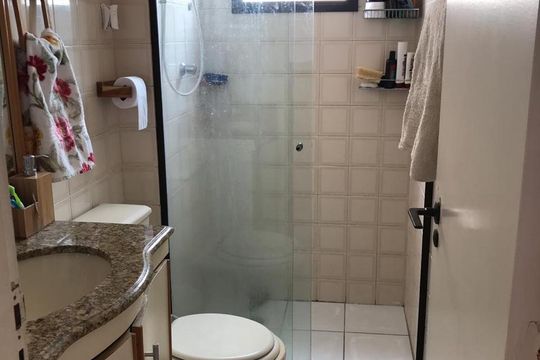 Banheiro de apartamento para alugar com 2 quartos, 54m² em Vila Mangalot, São Paulo