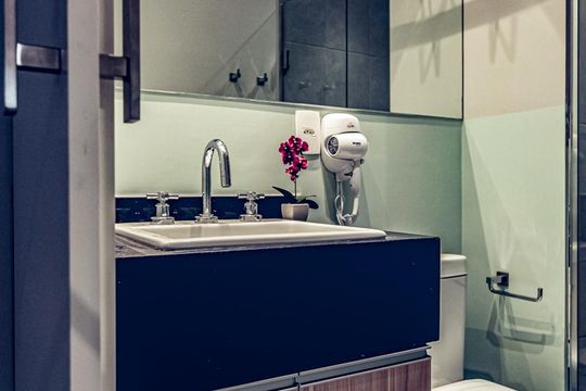 Banheiro de kitnet/studio para alugar com 1 quarto, 30m² em Vila Olímpia, São Paulo