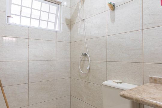 Banheiro suíte 1 de casa à venda com 3 quartos, 200m² em Vila Ré, São Paulo