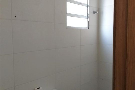 Banheiro de kitnet/studio para alugar com 1 quarto, 30m² em Vila Diva (zona Norte), São Paulo