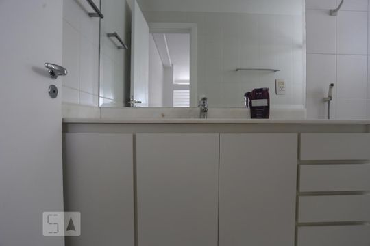 Banheiro de kitnet/studio para alugar com 1 quarto, 50m² em Consolação, São Paulo