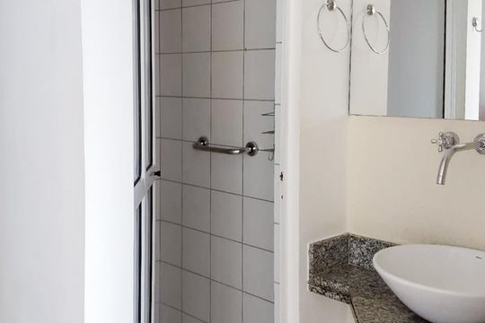 Banheiro de kitnet/studio para alugar com 1 quarto, 28m² em Consolação, São Paulo