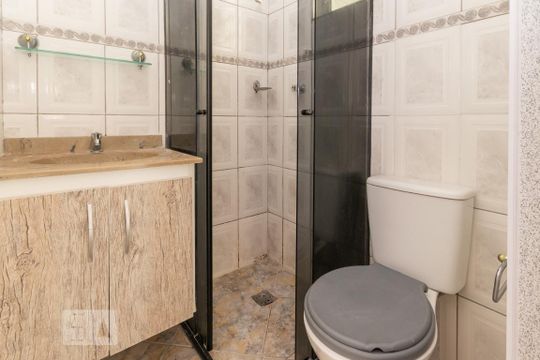 Banheiro de apartamento à venda com 3 quartos, 56m² em Conjunto Habitacional Padre José de Anchieta, São Paulo