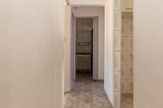 Corredor de apartamento à venda com 3 quartos, 56m² em Conjunto Habitacional Padre José de Anchieta, São Paulo