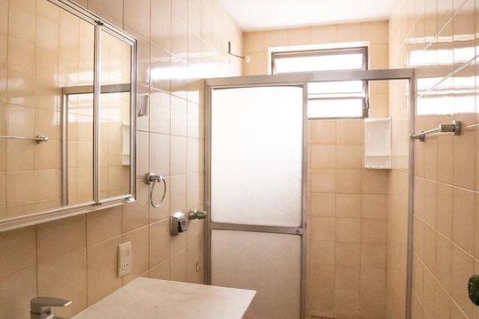 Banheiro de apartamento à venda com 2 quartos, 85m² em Jardim Botânico, Porto Alegre