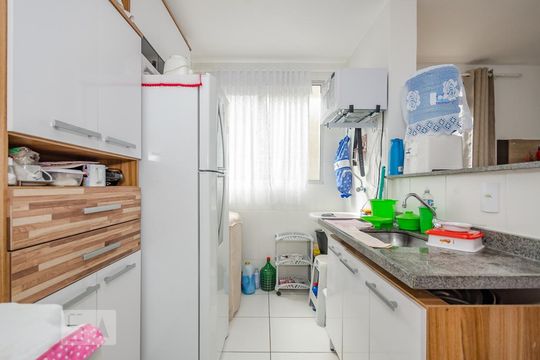 Cozinha de apartamento para alugar com 2 quartos, 45m² em Cinquentenário, Belo Horizonte