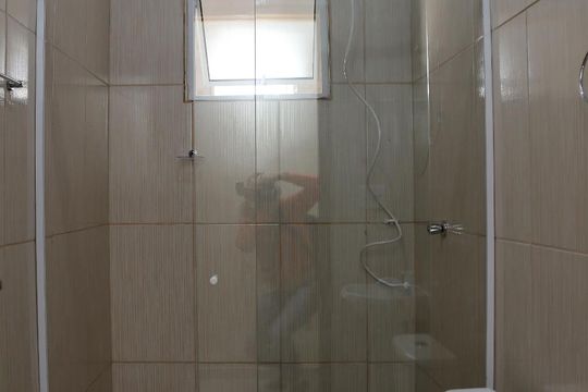 Banheiro de casa para alugar com 2 quartos, 50m² em Parque Pinheiros, Taboão da Serra