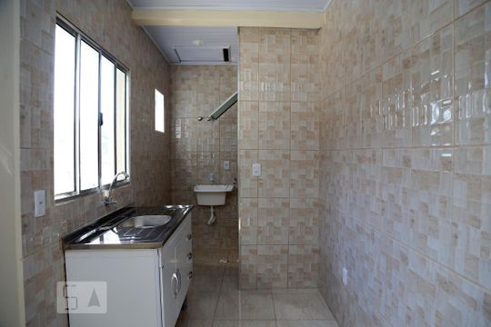 Cozinha e Área de Serviço de casa para alugar com 2 quartos, 50m² em Parque Pinheiros, Taboão da Serra