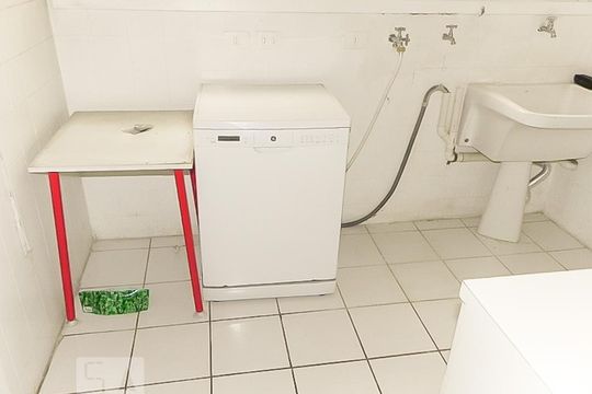 Area Serviço de apartamento para alugar com 2 quartos, 130m² em Pinheiros, São Paulo