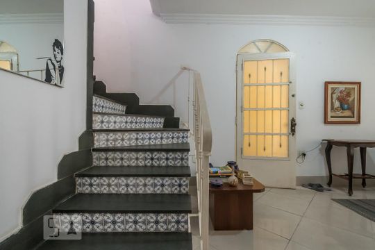 Escada de casa para alugar com 4 quartos, 180m² em Jardim Novo Santo Amaro, São Paulo