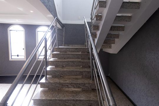 Escada de casa para alugar com 4 quartos, 500m² em Jardim Haia do Carrão, São Paulo