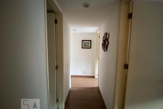 Corredor de apartamento para alugar com 3 quartos, 110m² em Laranjeiras, Rio de Janeiro