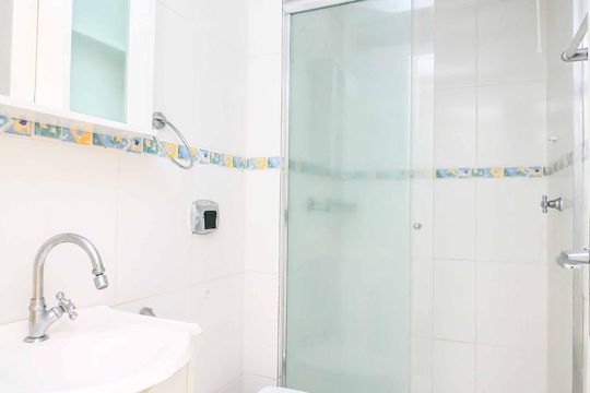 Banheiro de apartamento à venda com 1 quarto, 51m² em Petrópolis, Porto Alegre