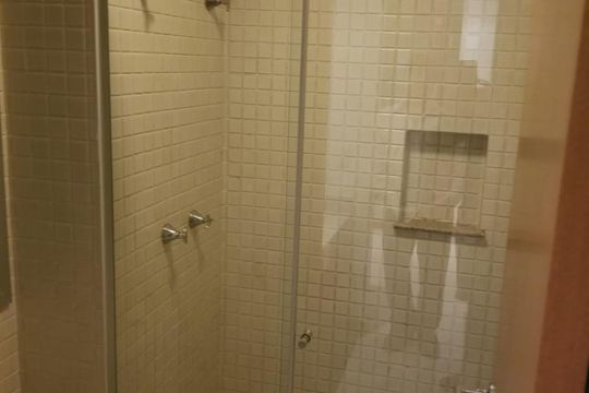 Banheiro de apartamento à venda com 1 quarto, 37m² em Jacarepaguá, Rio de Janeiro