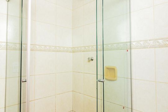 Banheiro de apartamento para alugar com 1 quarto, 50m² em Cristal, Porto Alegre