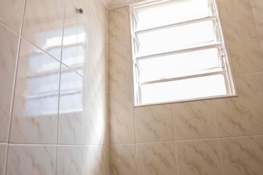 banheiro de apartamento para alugar com 2 quartos, 51m² em Parque Residencial Vila União, Campinas