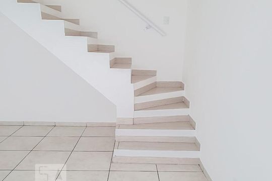 Escada de casa de condomínio para alugar com 2 quartos, 50m² em Ipiranga, São Paulo
