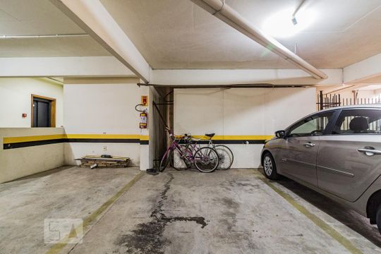 Garagem de apartamento para alugar com 3 quartos, 103m² em Jardim Lindóia, Porto Alegre