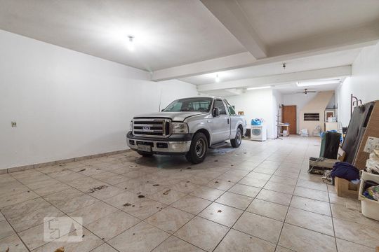 Garagem de casa para alugar com 4 quartos, 500m² em Passo da Areia, Porto Alegre
