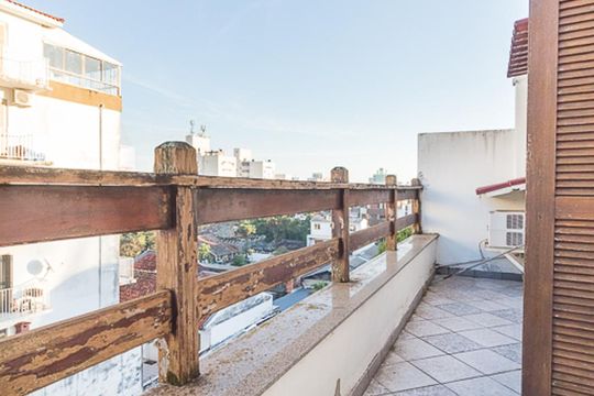 Sacada de casa para alugar com 4 quartos, 500m² em Passo da Areia, Porto Alegre