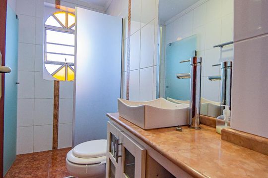 Banheiro de apartamento à venda com 2 quartos, 78m² em Jardim do Salso, Porto Alegre