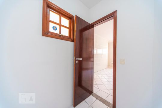 Despensa  de casa para alugar com 3 quartos, 250m² em Vila Camilópolis, Santo André