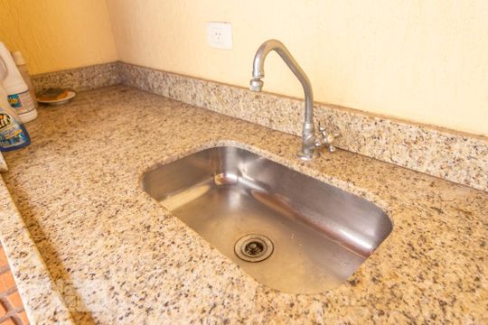 Pia  de casa para alugar com 3 quartos, 250m² em Vila Camilópolis, Santo André