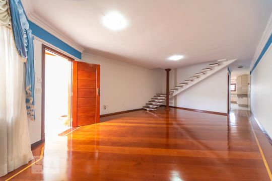 Sala de casa para alugar com 3 quartos, 250m² em Vila Camilópolis, Santo André