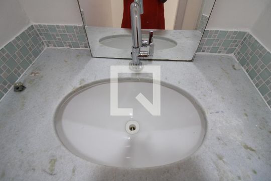 Banheiro Social de apartamento para alugar com 2 quartos, 55m² em Barra da Tijuca, Rio de Janeiro