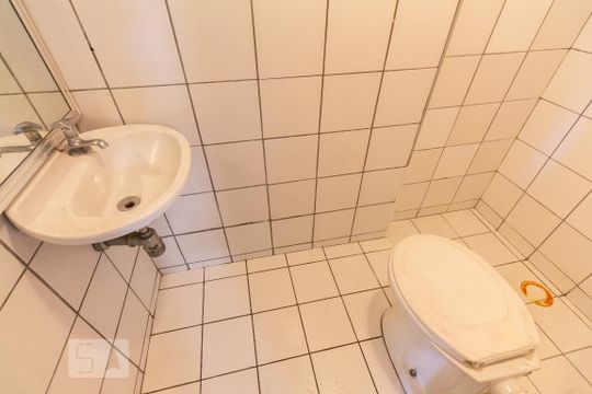 Área de Serviço Banheiro de apartamento à venda com 3 quartos, 144m² em Perdizes, São Paulo