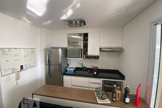 Cozinha de apartamento à venda com 1 quarto, 43m² em Jardim Aeroporto, São Paulo