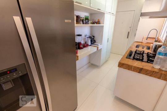 Cozinha de apartamento para alugar com 3 quartos, 100m² em Água Branca, São Paulo