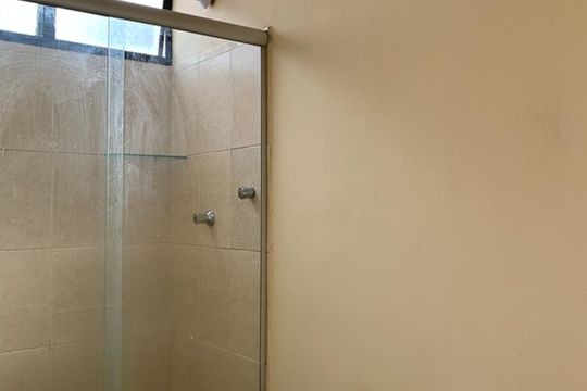 Banheiro de apartamento à venda com 1 quarto, 45m² em Centro, Campinas
