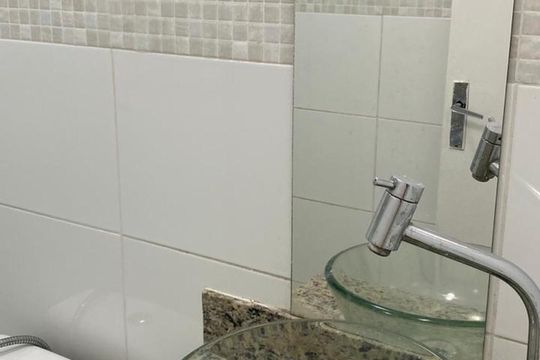Banheiro de apartamento para alugar com 2 quartos, 42m² em Jacarepaguá, Rio de Janeiro