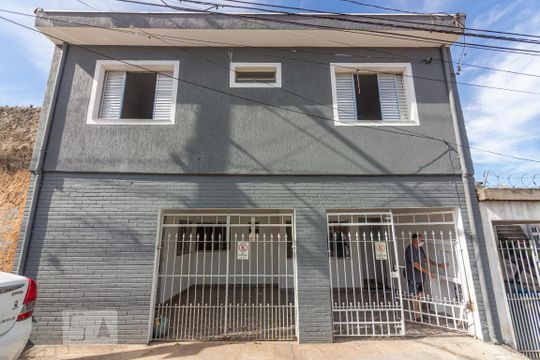 Fachada  de casa para alugar com 3 quartos, 200m² em Km 18, Osasco