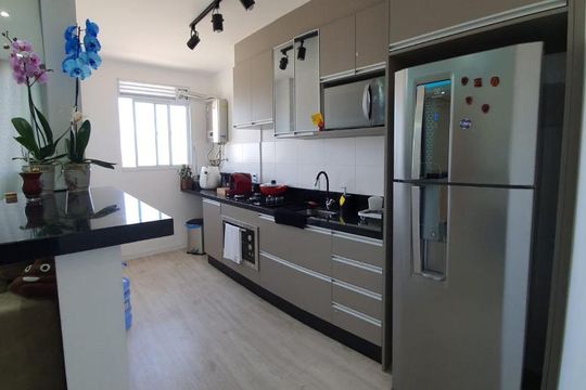 Cozinha e Área de Serviço de apartamento à venda com 2 quartos, 54m² em Humaitá, Porto Alegre