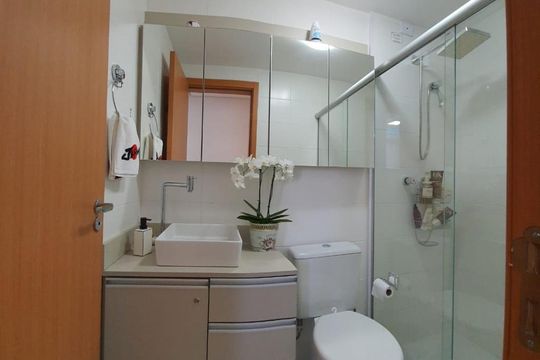 Banheiro de apartamento à venda com 2 quartos, 54m² em Humaitá, Porto Alegre