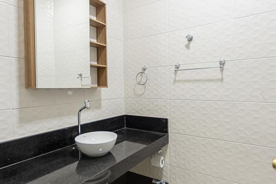 Banheiro Social de apartamento à venda com 2 quartos, 50m² em Icaraí, Niterói