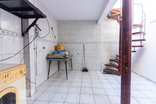 Quintal de casa para alugar com 3 quartos, 160m² em Km 18, Osasco