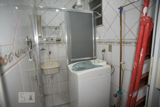 Banheiro de kitnet/studio para alugar com 1 quarto, 26m² em Botafogo, Rio de Janeiro