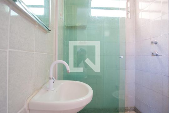 Banheiro da Suíte de casa para alugar com 2 quartos, 75m² em Vila Carrão, São Paulo