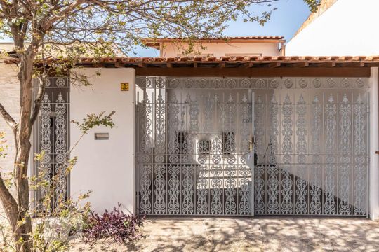 Fachada de casa à venda com 3 quartos, 140m² em Vila Carmosina, São Paulo