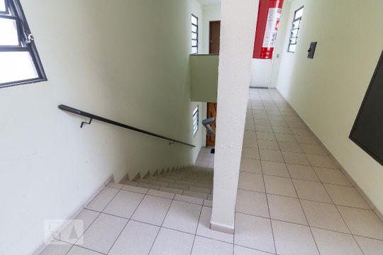 Escada de acesso ao apartamento de apartamento para alugar com 2 quartos, 46m² em Vila Rio, Guarulhos
