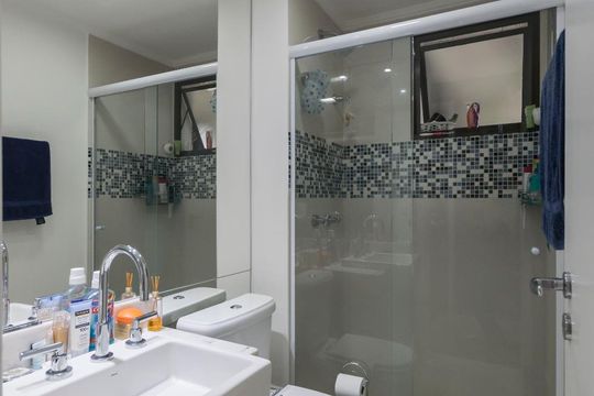 Banheiro de apartamento à venda com 2 quartos, 52m² em Vila Santo Estéfano, São Paulo