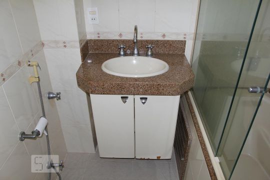Banheiro de apartamento à venda com 2 quartos, 76m² em Urca, Rio de Janeiro