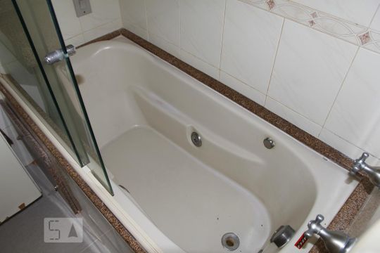 Banheiro de apartamento à venda com 2 quartos, 76m² em Urca, Rio de Janeiro
