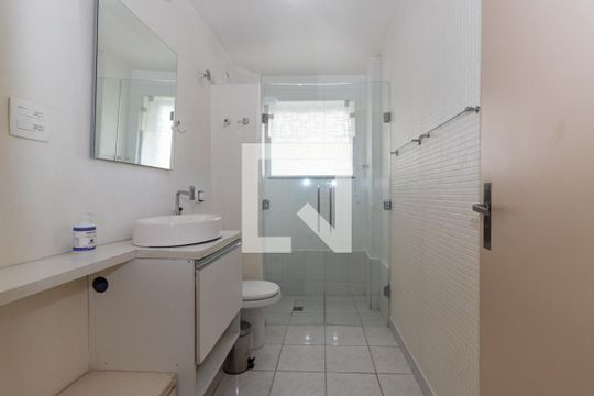 Banheiro Social de apartamento à venda com 3 quartos, 90m² em Jardim Europa, São Paulo