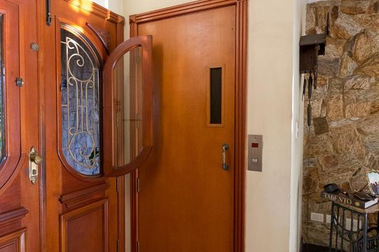 Elevador acessível aos andares de casa para alugar com 3 quartos, 450m² em Jardim Maia, Guarulhos