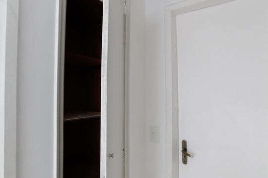 Roupeiro no corredor de apartamento para alugar com 3 quartos, 80m² em Vila Alexandria, São Paulo